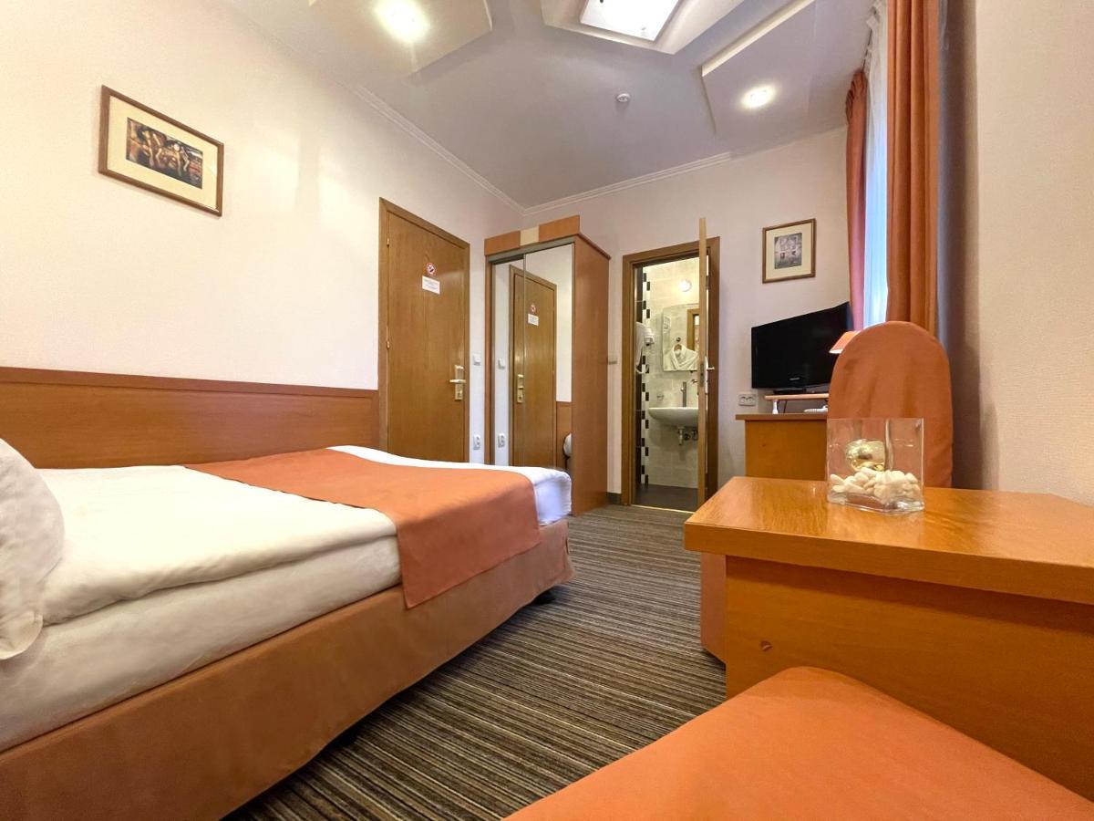 Economy Room In Hotel Eney Lemberg Exterior foto