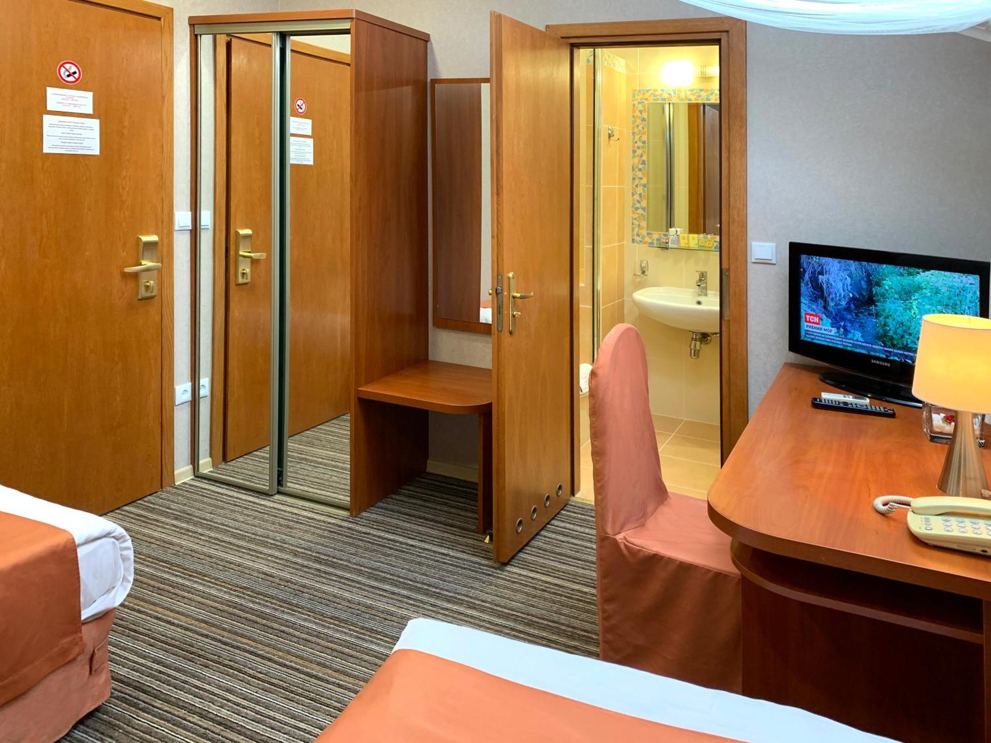 Economy Room In Hotel Eney Lemberg Exterior foto
