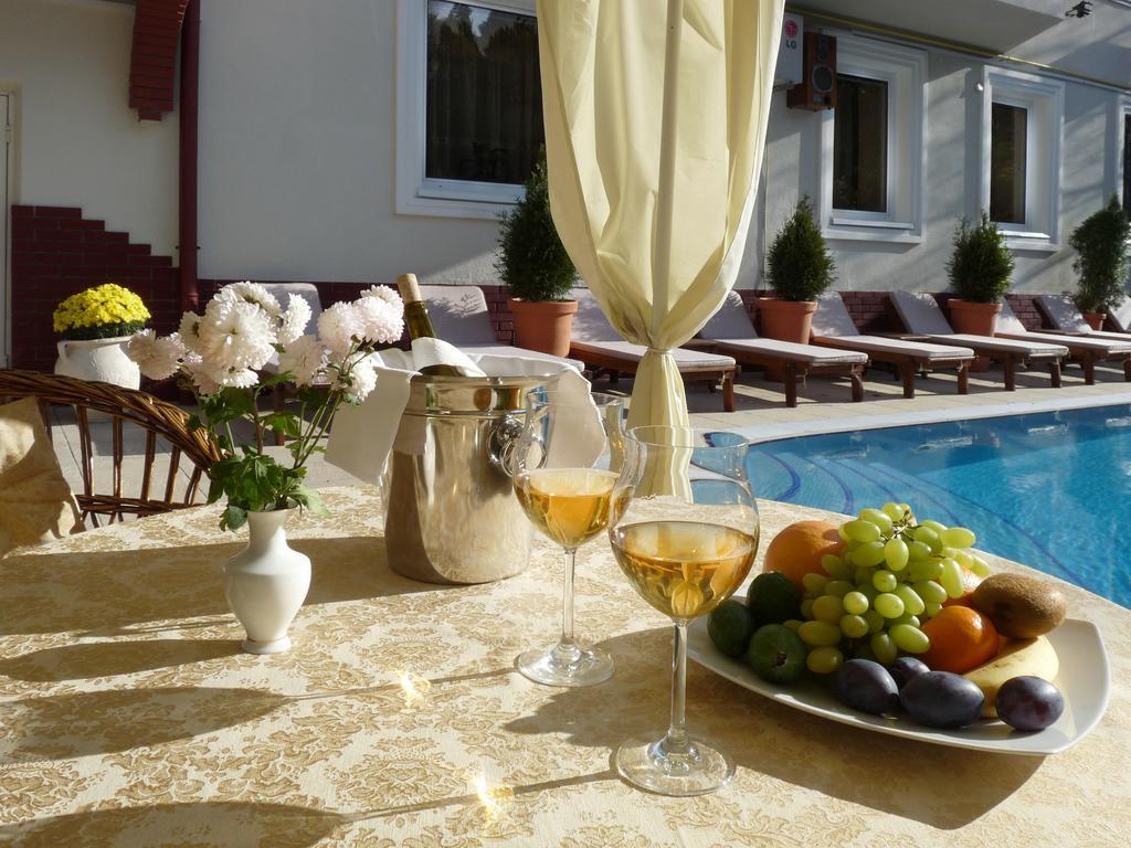 Economy Room In Hotel Eney Lemberg Exterior foto